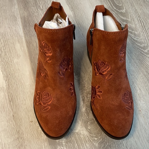 NIB Lucky Brand Basel Red Oak Oiled Suede Leather Floral Booties Boots 5 - Picture 3 of 9
